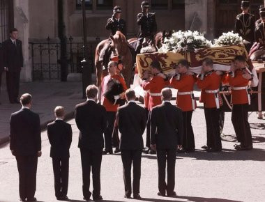 Η κίνηση που δεν περίμενε κανείς να κάνει η Ελισάβετ στην κηδεία της Νταϊάνα (φωτό)